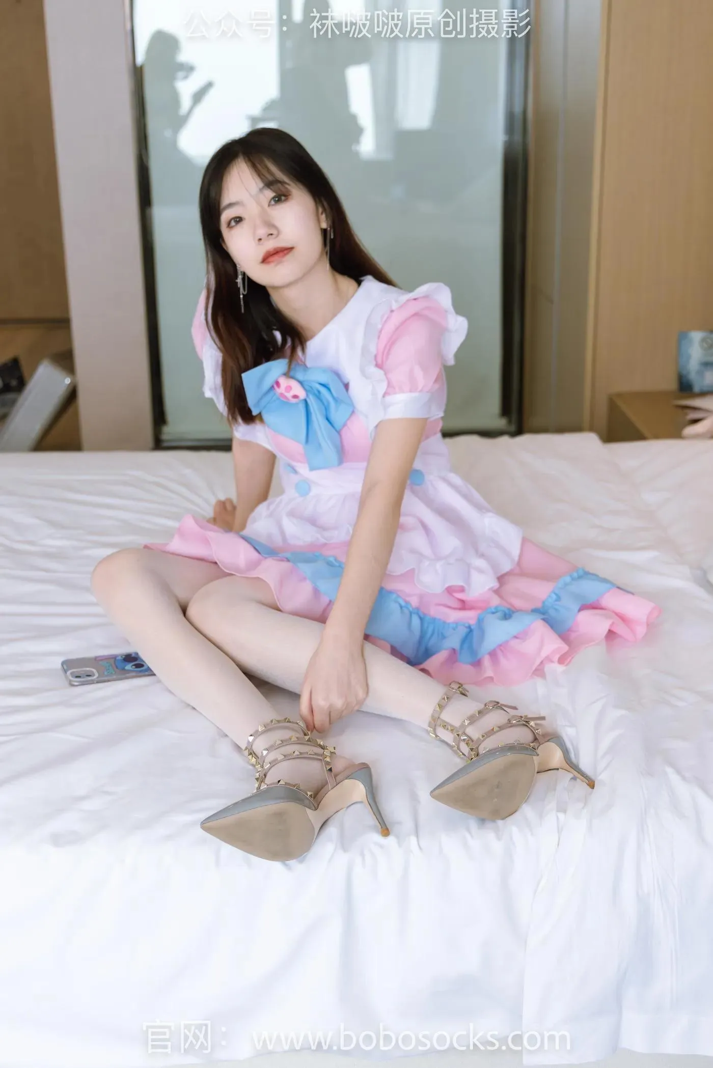 [BoBoSocks袜啵啵]NO.154 小甜豆-两双高跟鞋、珠光白丝、女仆装 [200P]插图1
